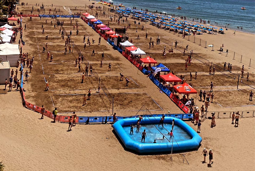 Torneo Internacional de voley-playa, en Playa Grande.