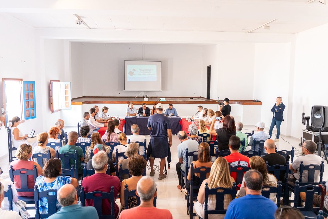 Reunión del Gobierno de Canarias en La Graciosa para el saneamiento