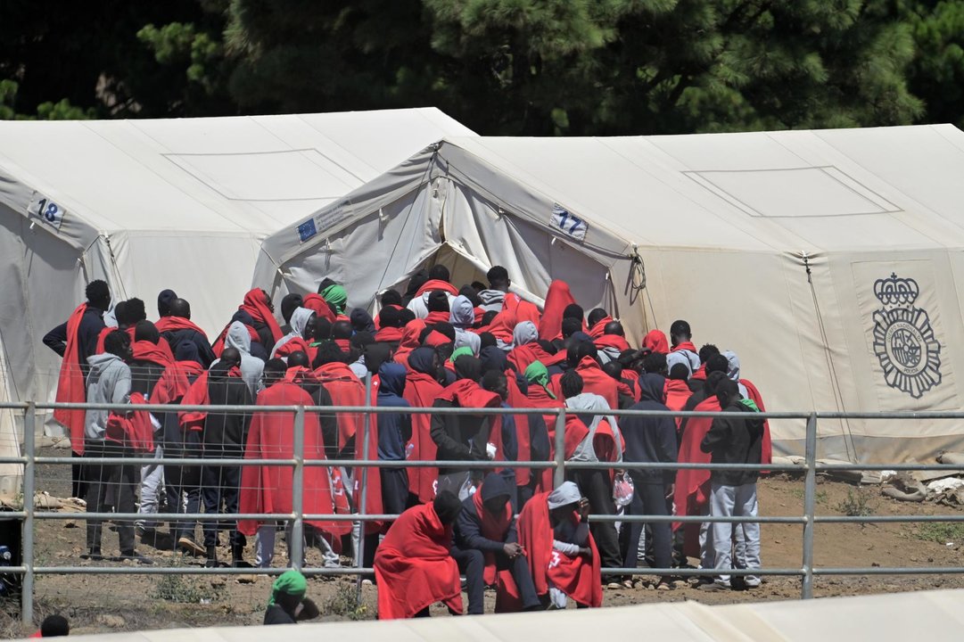 El Centro de Acogida Temporal de Extranjeros (CATE) de El Hierro, en el pueblo de San Andrés, en el municipio de Valverde, acoge estos días a más de 700 personas que han llegado a la isla en diferentes cayucos. EFE/ Gelmert Finol.