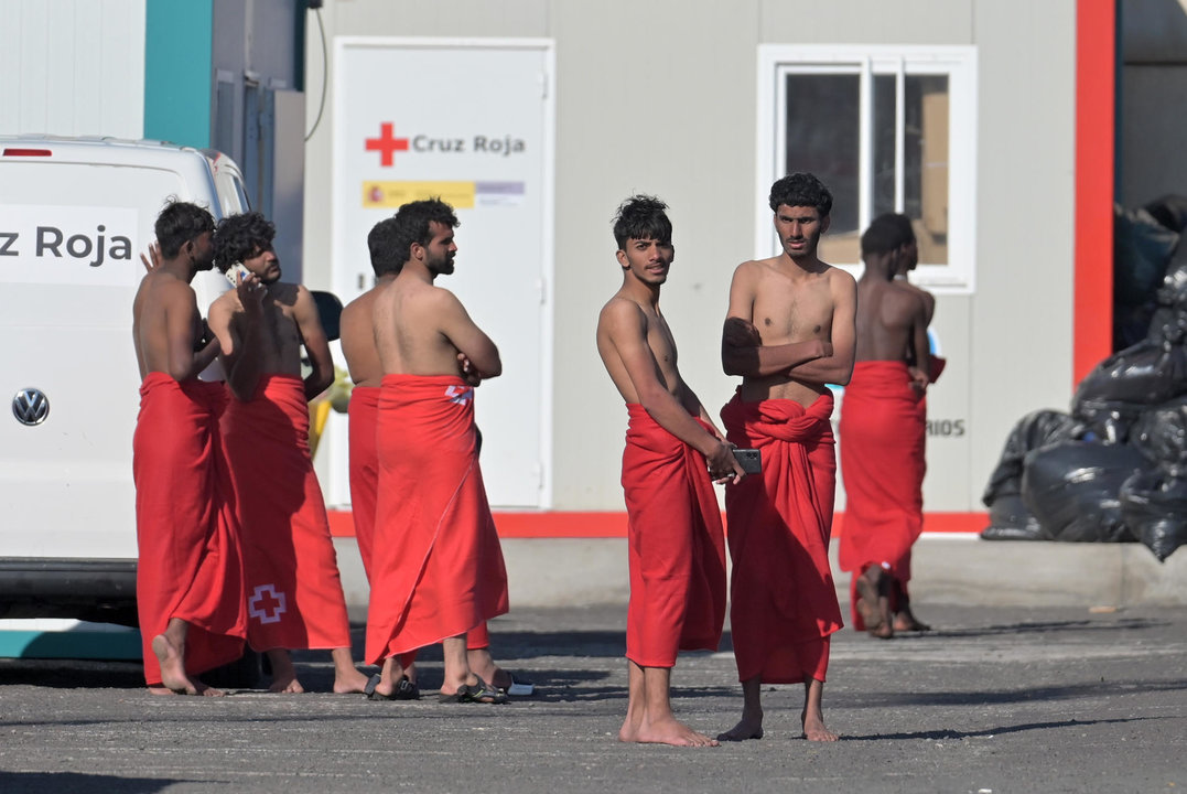 Imagen de los 174 inmigrantes rescatados en la mañana de hoy, por la embarcación de Salvamento Marítimo, Salvamar Adhara, en aguas cercanas a El Hierro, y trasladados al puerto de La Restinga, en el municipio de El Pinar, en la isla de El Hierro, para ser atendidos por los equipos de emergencia. EFE/Gelmert Finol.