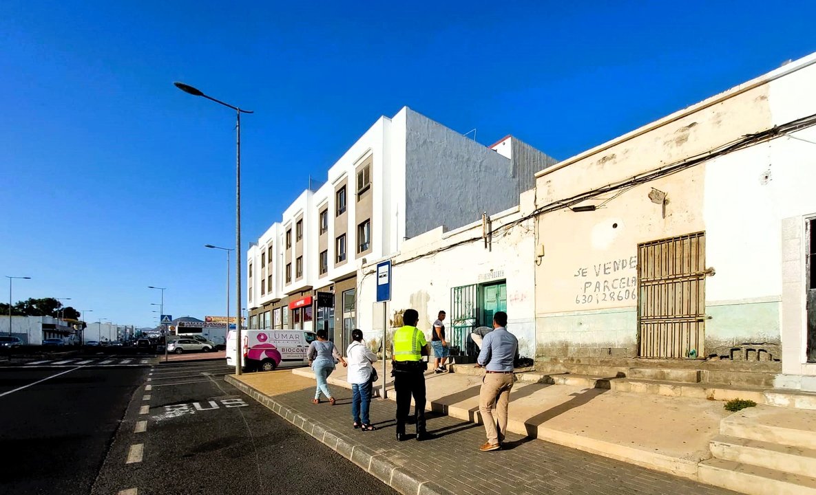 El alcalde de Arrecife junto a un agente, y representantes de las familias propietarias de estos inmuebles. Al fondo trabajadores cerraban los accesos.