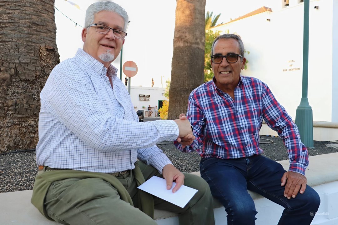 Manuel Concepción y Jaime Quesada en la Plaza de Remedios de Yaiza.