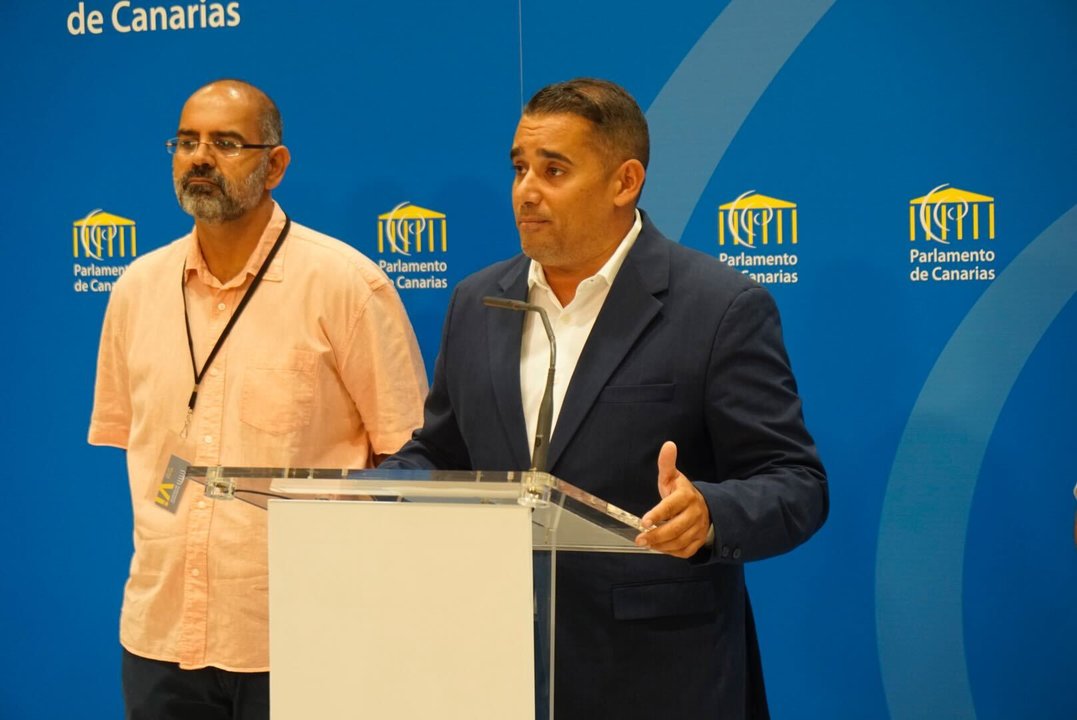 Yoné Caraballo en una rueda de prensa en el Parlamento.