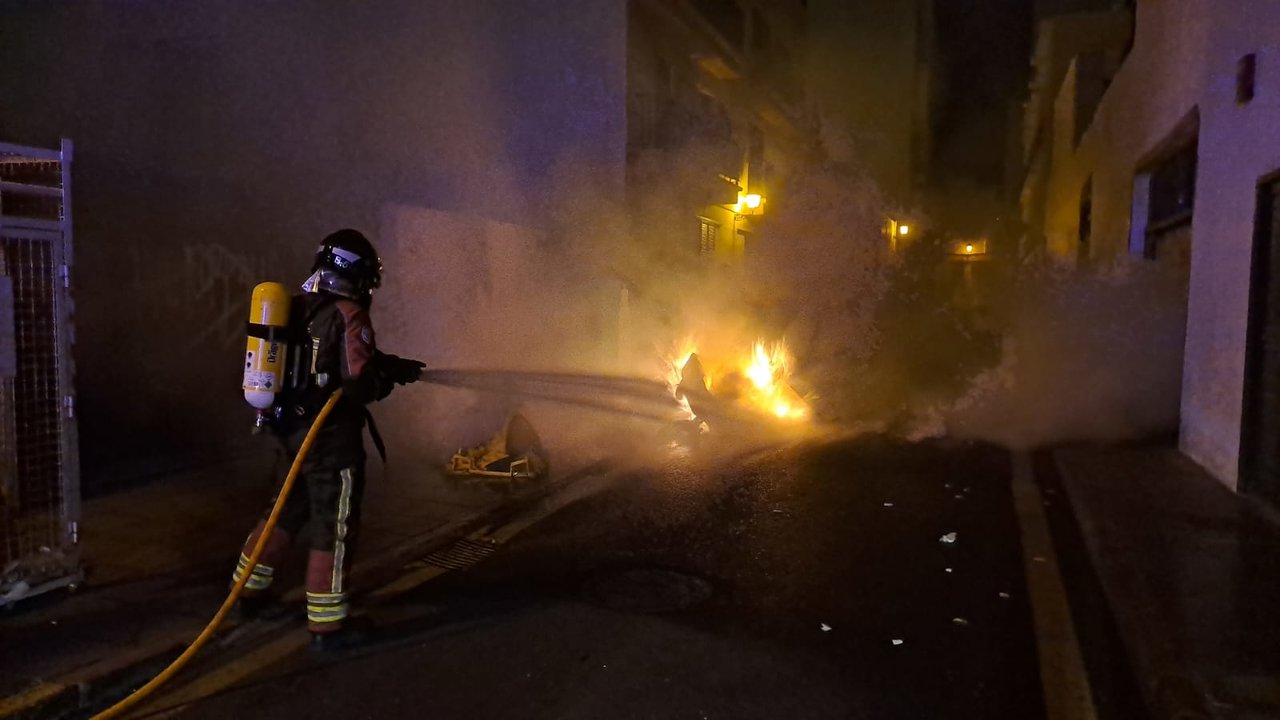 Incendio de contenedores en la calle Dolores Pérez.