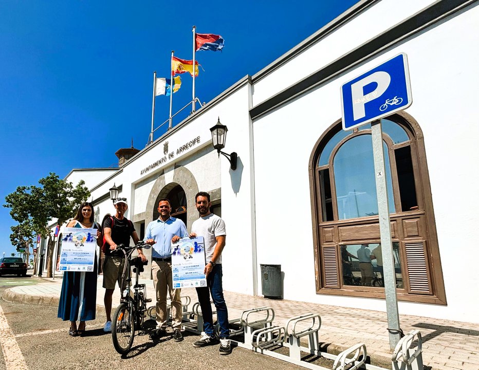 Yonathan de León, Davinia Déniz, Mario González Altube y un ciudadano que transita Arrecife en bici eléctrica.