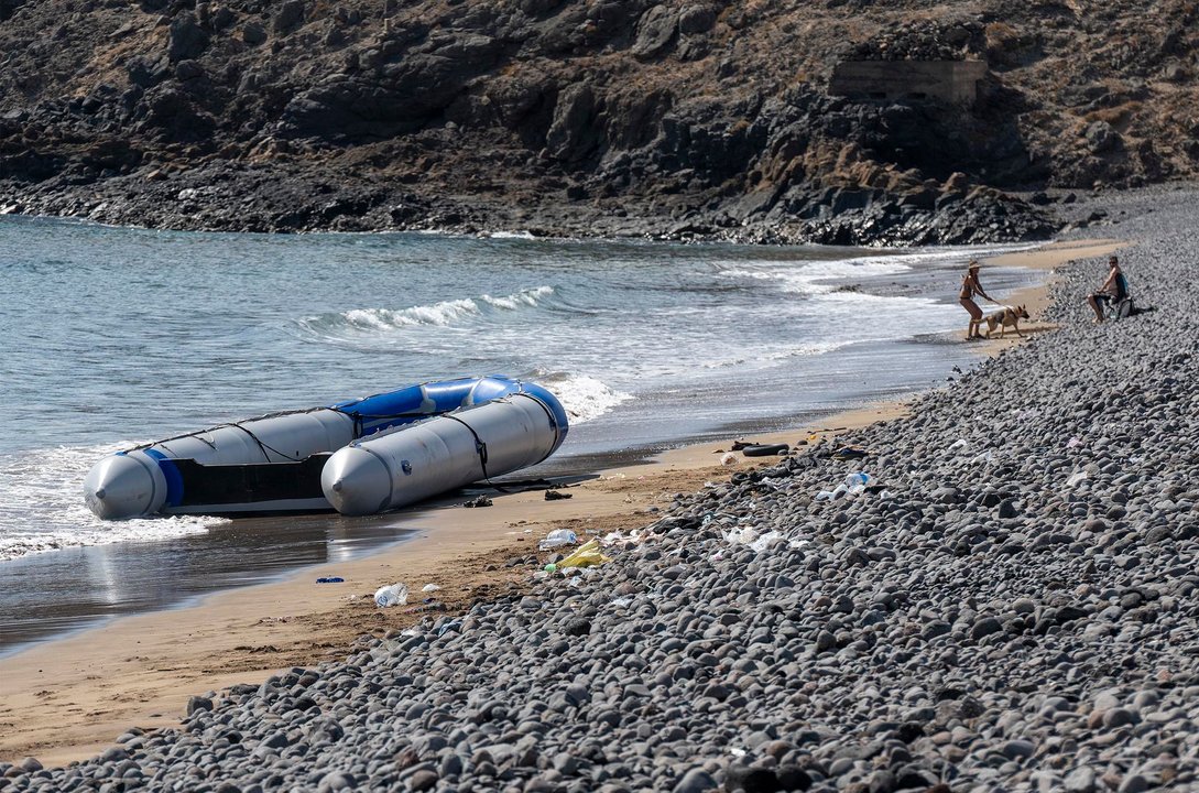 Neumática llegada a la playa de La Garita, situada en el pueblo de Arrieta, en el norte de Lanzarote. EFE/Adriel Perdomo.