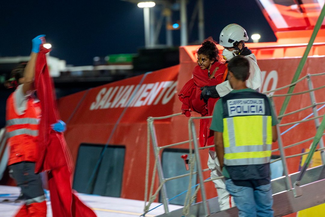 Llegada al puerto de Arrecife hoy miércoles de los 55 inmigrantes rescatados por la embarcación de Salvamento Marítimo, Guardamar Urania, de origen subsahariano y magrebí cuando navegaban a bordo de una lancha neumática al nordeste de la isla de Lanzarote. EFE/ Adriel Perdomo.