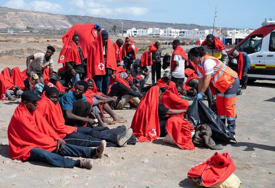 Setenta y tres personas de origen subsahariano, entre ellas cuatro mujeres y un niño, han llegado este miércoles en una neumática a la playa de la Garita, situada en el pueblo de Arrieta, en el norte de Lanzarote. EFE/Adriel Perdomo.