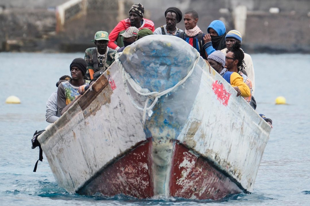 La Salvamar Alpheratz, de Salvamento Marítimo, ha acompañado a última hora de la mañana al puerto de Los Cristianos, en Tenerife, a un cayuco con unos 80 inmigrantes a bordo localizado al sur de la isla. EFE/Alberto Valdés.