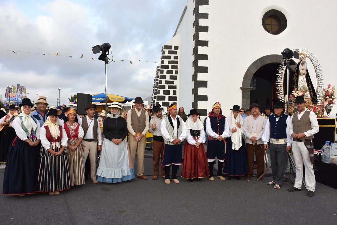 Políticos de Lanzarote escoltados por la Virgen de Dolores.