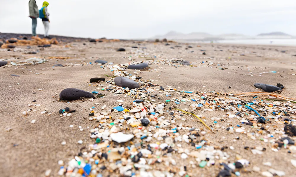 Microplasticos en la playa en una imagen de la campana Aguita-con el plástico.