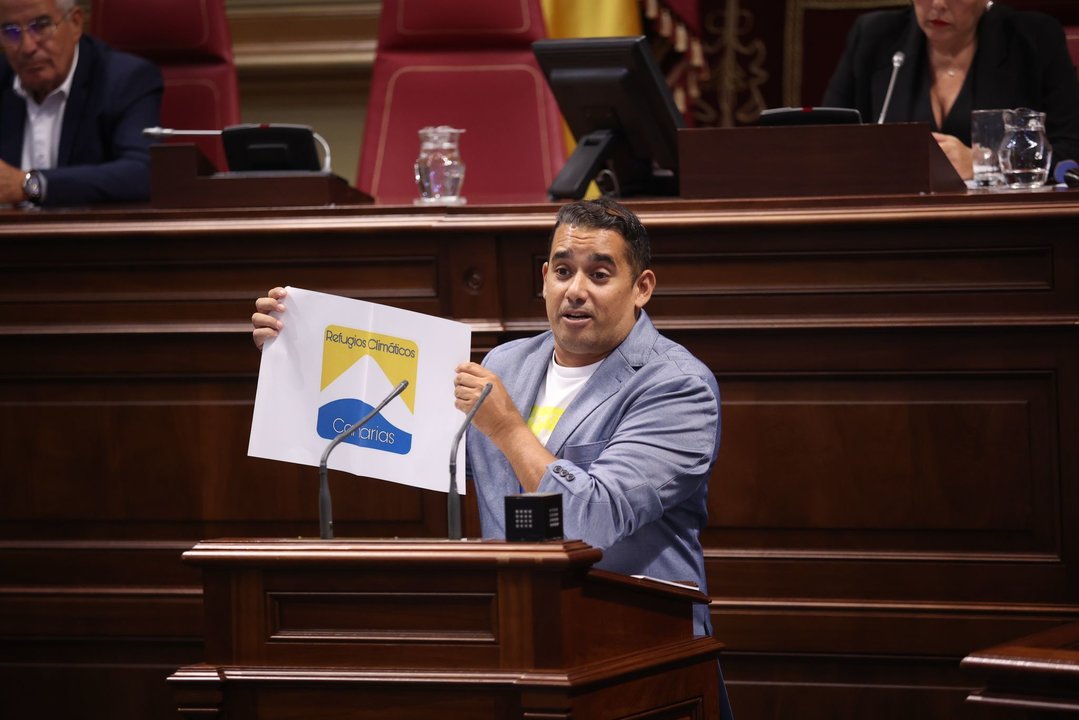 Yoné Caraballo enseña un diseño de logo para los Refugios Climáticos de Canarias.