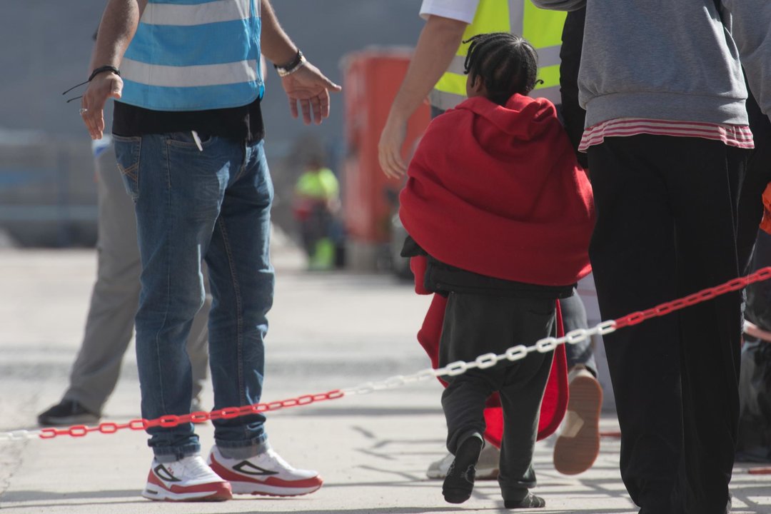 La Salvamar Ízar, de Salvamento Marítimo, ha rescatado este miércoles a 59 inmigrantes que intentaban llegar a Lanzarote en una lancha neumática, entre ellos ocho mujeres y una niña, y los ha trasladado al puerto Gran Tarajal, en Fuerteventura. En la imagen, mantas y botellas de agua preparadas en el puerto por Cruz Roja para recibirlos. EFE/Carlos de Sala.