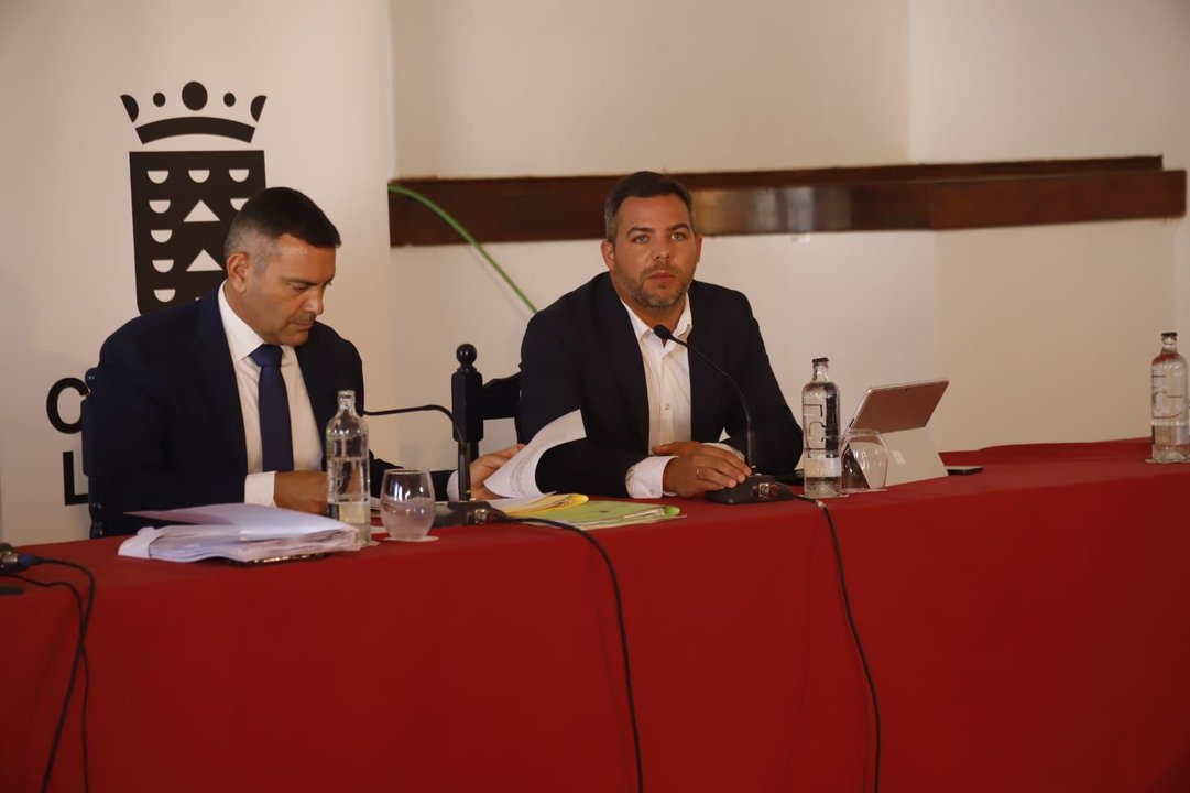 Presidente y vicepresidente en el Pleno de La Graciosa.