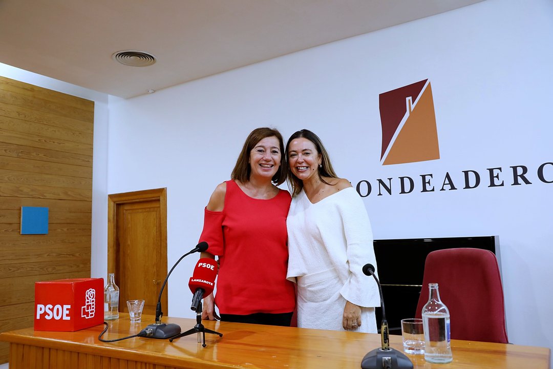 Francina Armengol y María Dolores Corujo.