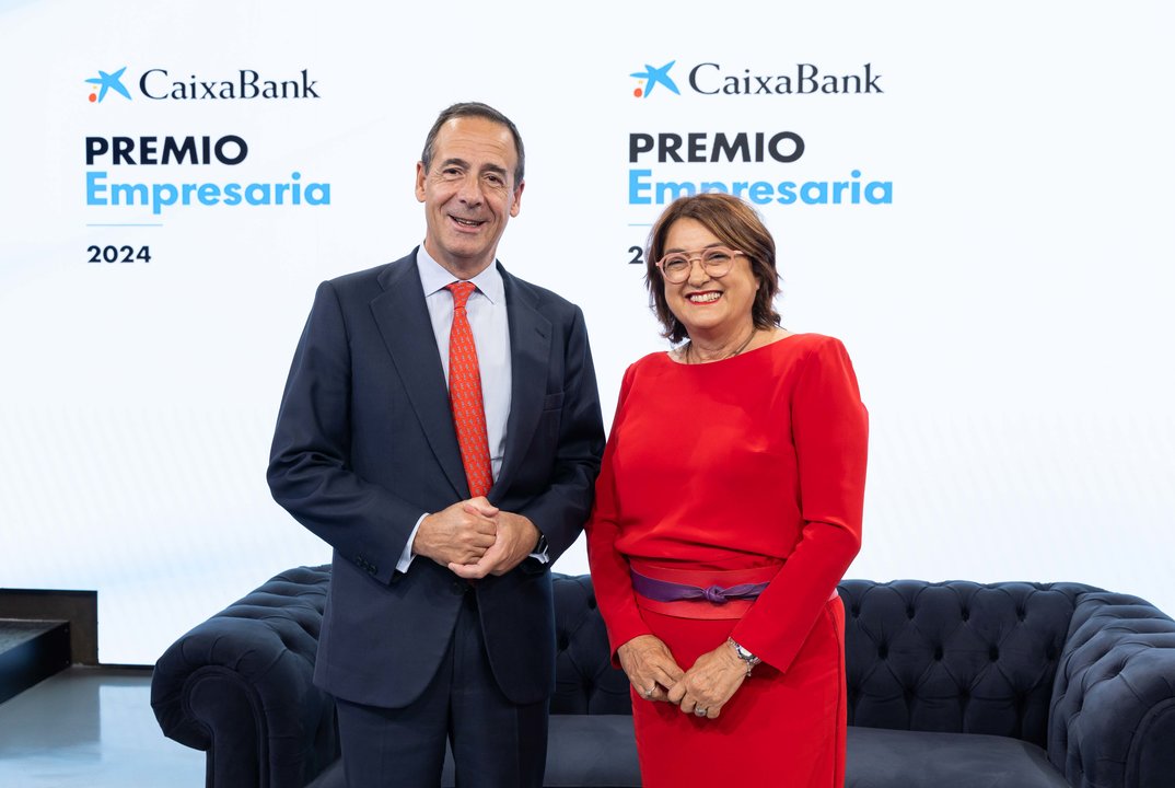 El consejero delegado de CaixaBank, Gonzalo Gortázar, y la ganadora territorial del CaixaBank Premio Empresaria en Canarias, Esther Cabrera.