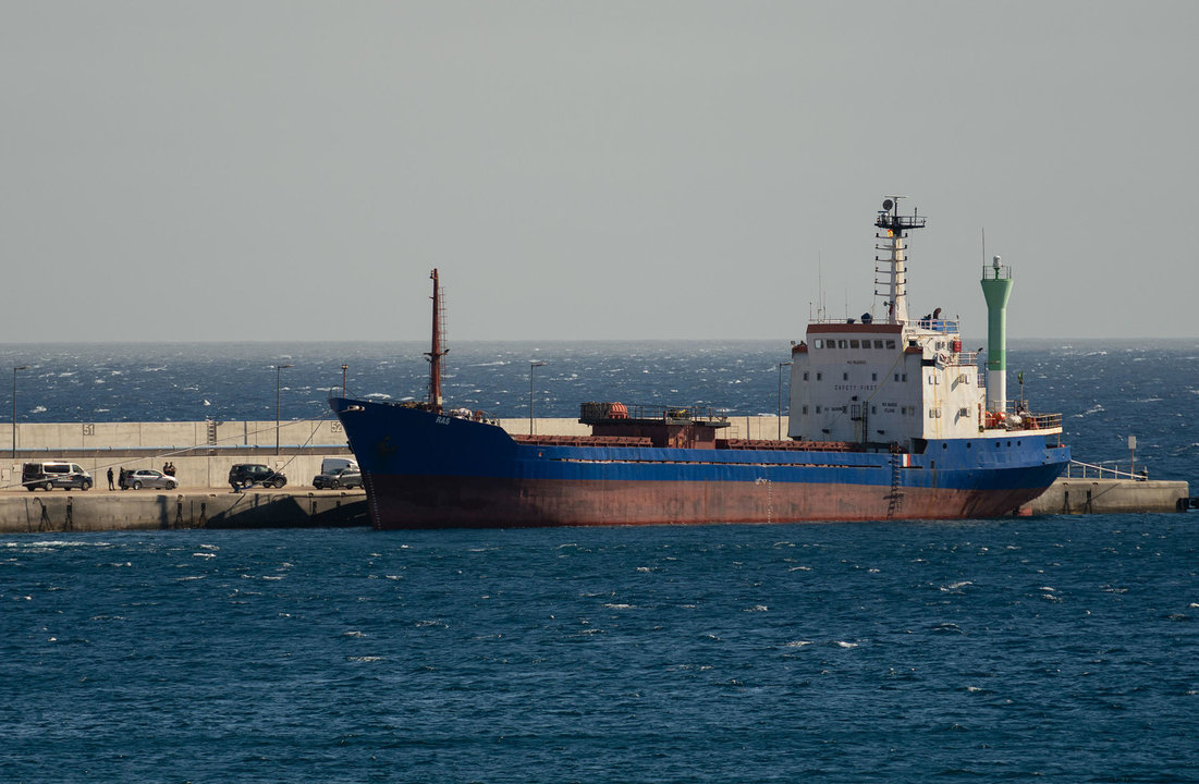 Los Servicios de Vigilancia Aduanera española y francesa han interceptado un carguero, de nombre 'Ras', con bandera de Tanzania, que transportaba 4.000 kilogramos de cocaína, en aguas al noreste de Lanzarote. Los diez tripulantes han sido detenidos y transportados junto al buque hasta el Puerto de Arrecife. EFE/ Adriel Perdomo.