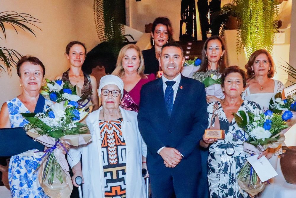 Las premiadas junto al presidente del Cabildo