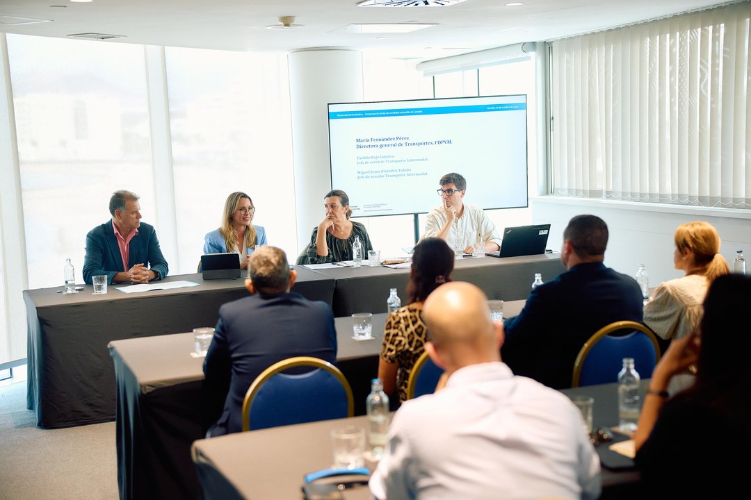 María Fernández explica a las administraciones de Lanzarote el proceso participativo para elaborar la primera ley de movilidad sostenible de Canarias.