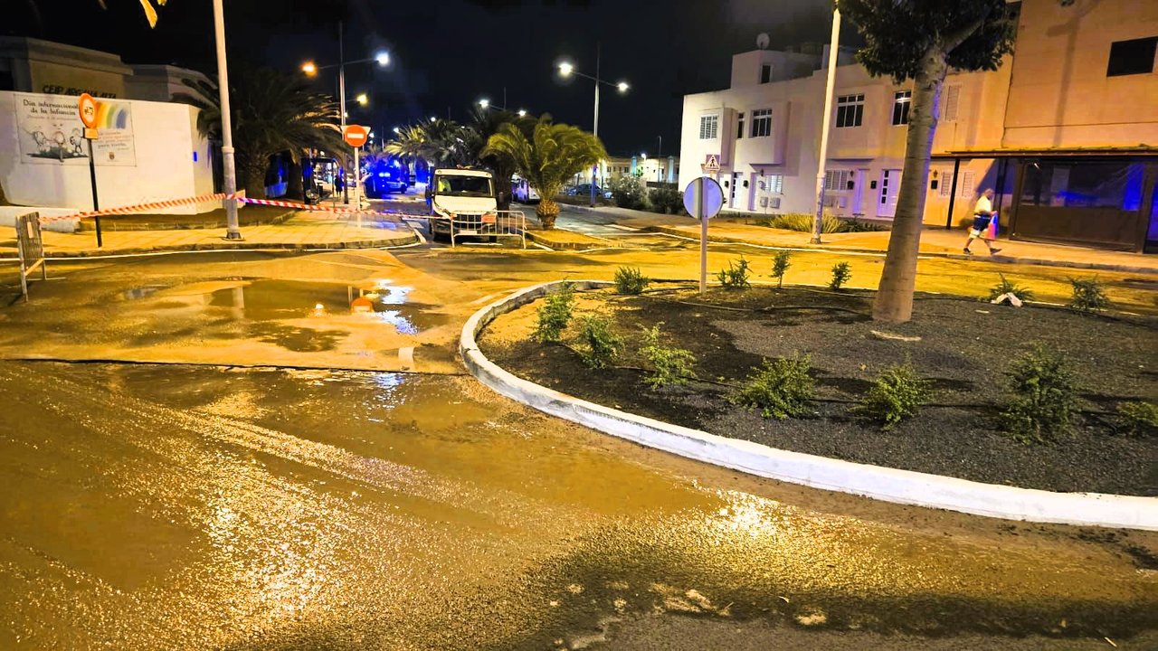 Nueva rotura, anoche, de la red de saneamiento en la calle Tajaraste. Personal de Canal Gestión balizan la calle ante el nuevo desprendimiento de la calzada.