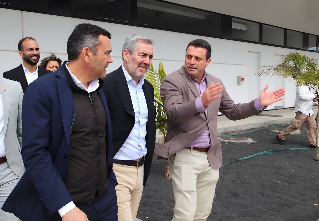 Óscar Noda junto al presidente de Canarias y el presidente del Cabildo en una visita al Puerto de Playa Blanca.