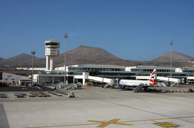 Torre y plataforma de estacionamiento del aeropuerto de Lanzarote.