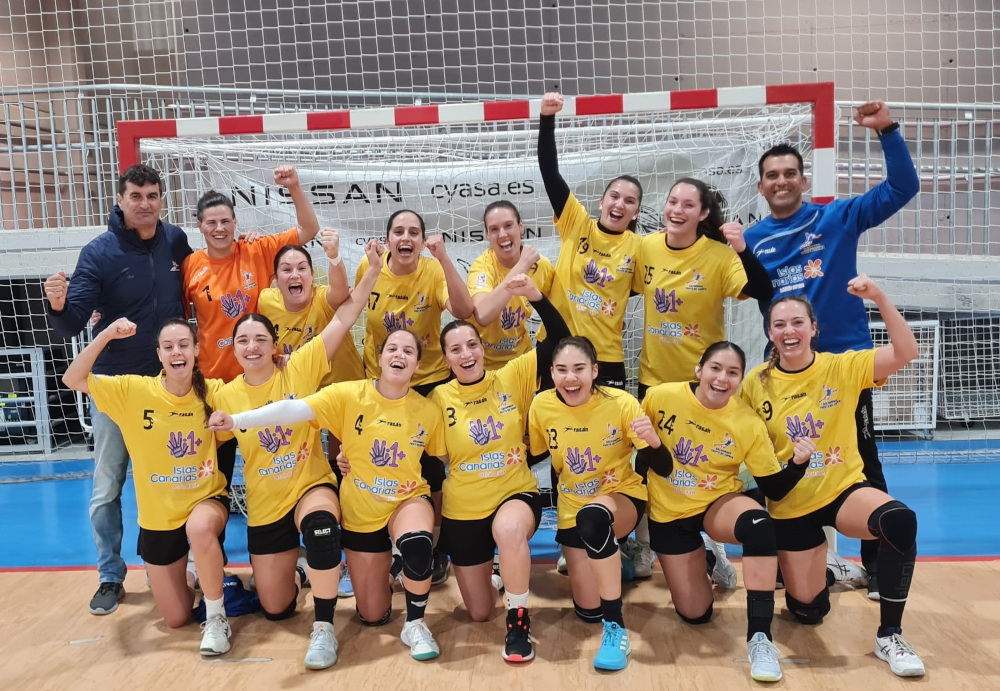 Las jugadoras del CB Puerto del Carmen celebran el campeonato