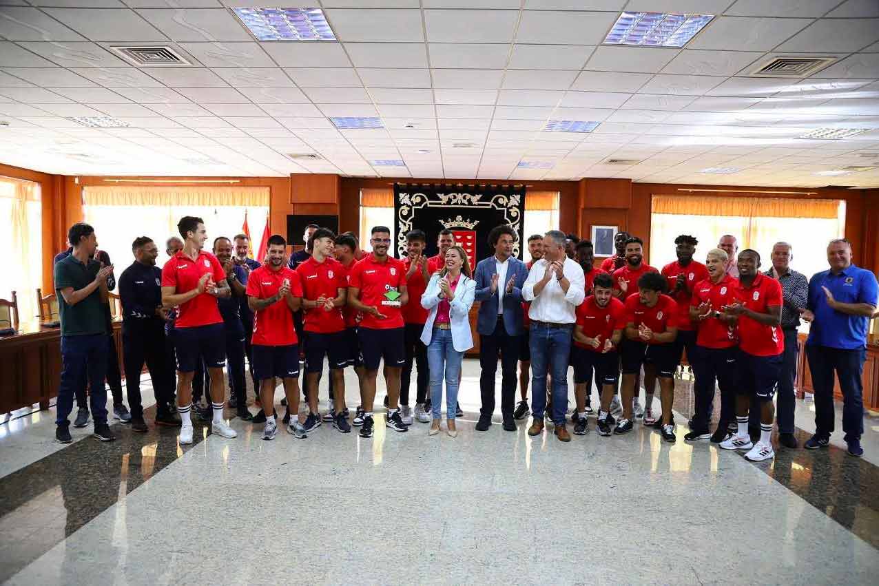 Presidenta y consejero de Deporte junto a la Unión Deportiva Lanzarote