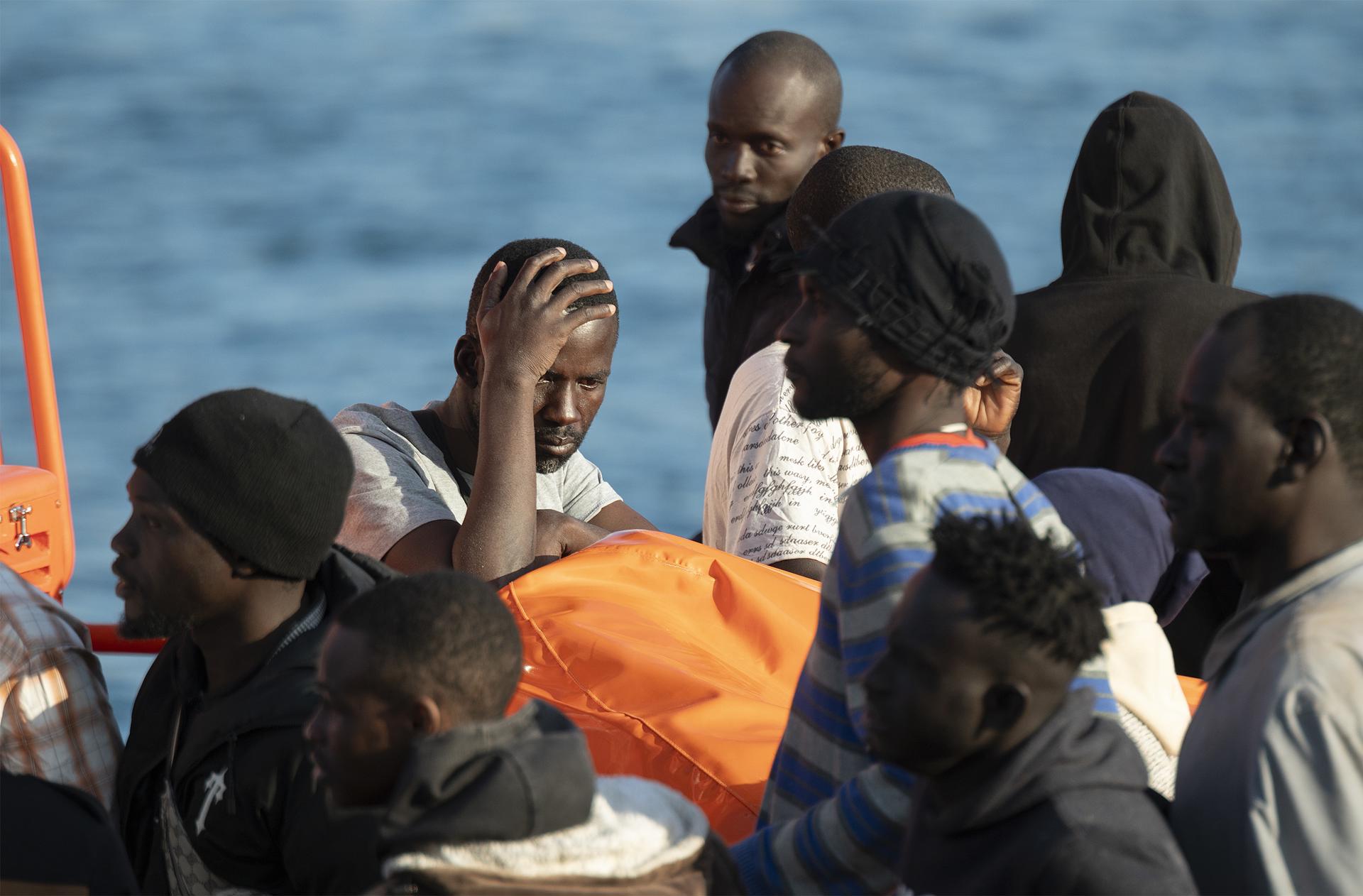 Personas migrantes rescatadas. Foto EFE, Adriel Perdomo.