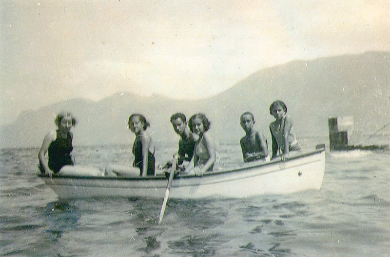 Amparo, César, Carlos y Juana Manrique Cabrera junto a otros amigos en la playa del pueblo de la Caleta de Famara. Colección Carlos Manrique.